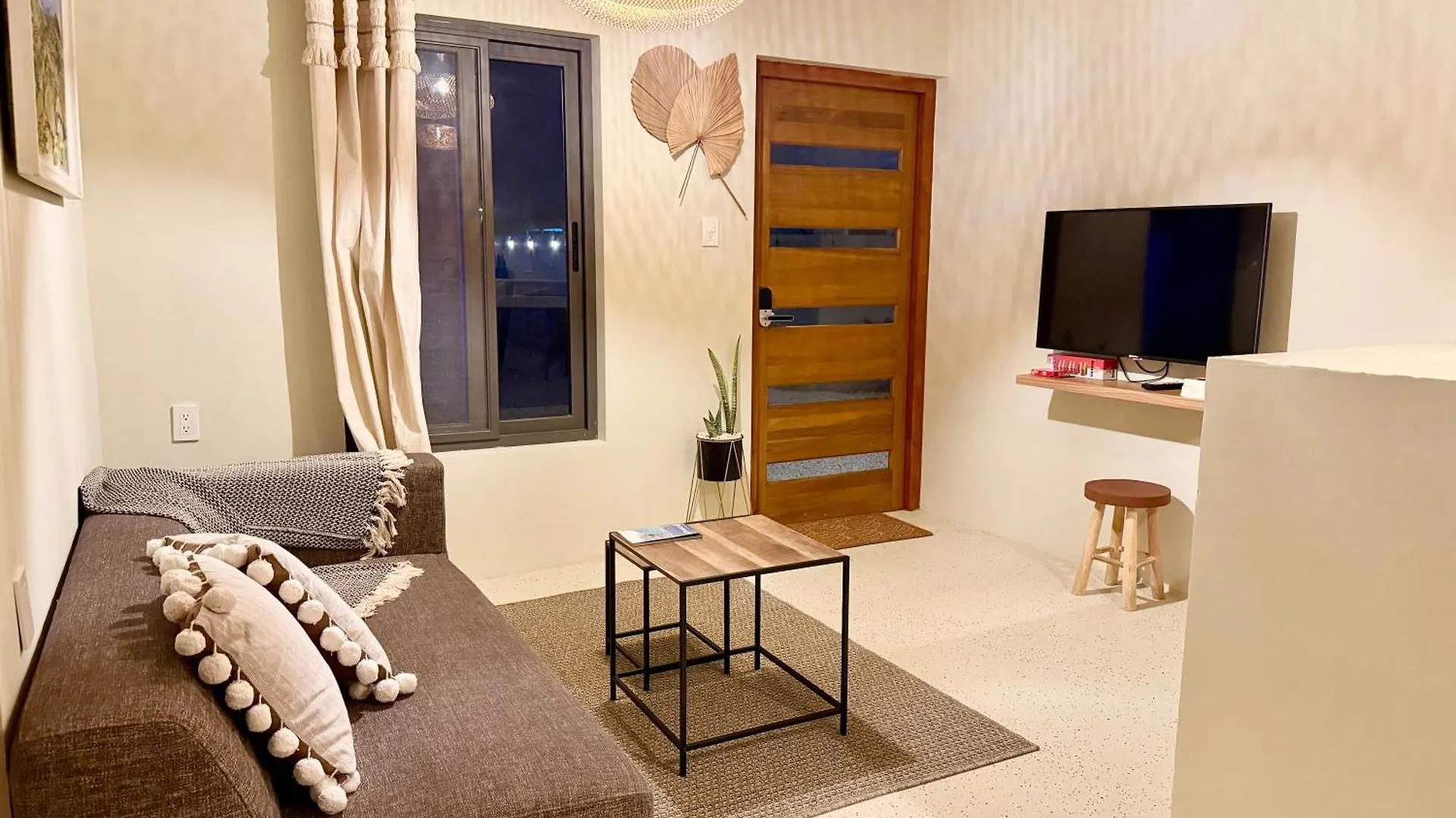 Central Located Tropical Apartment Pool Side  Виллемстад