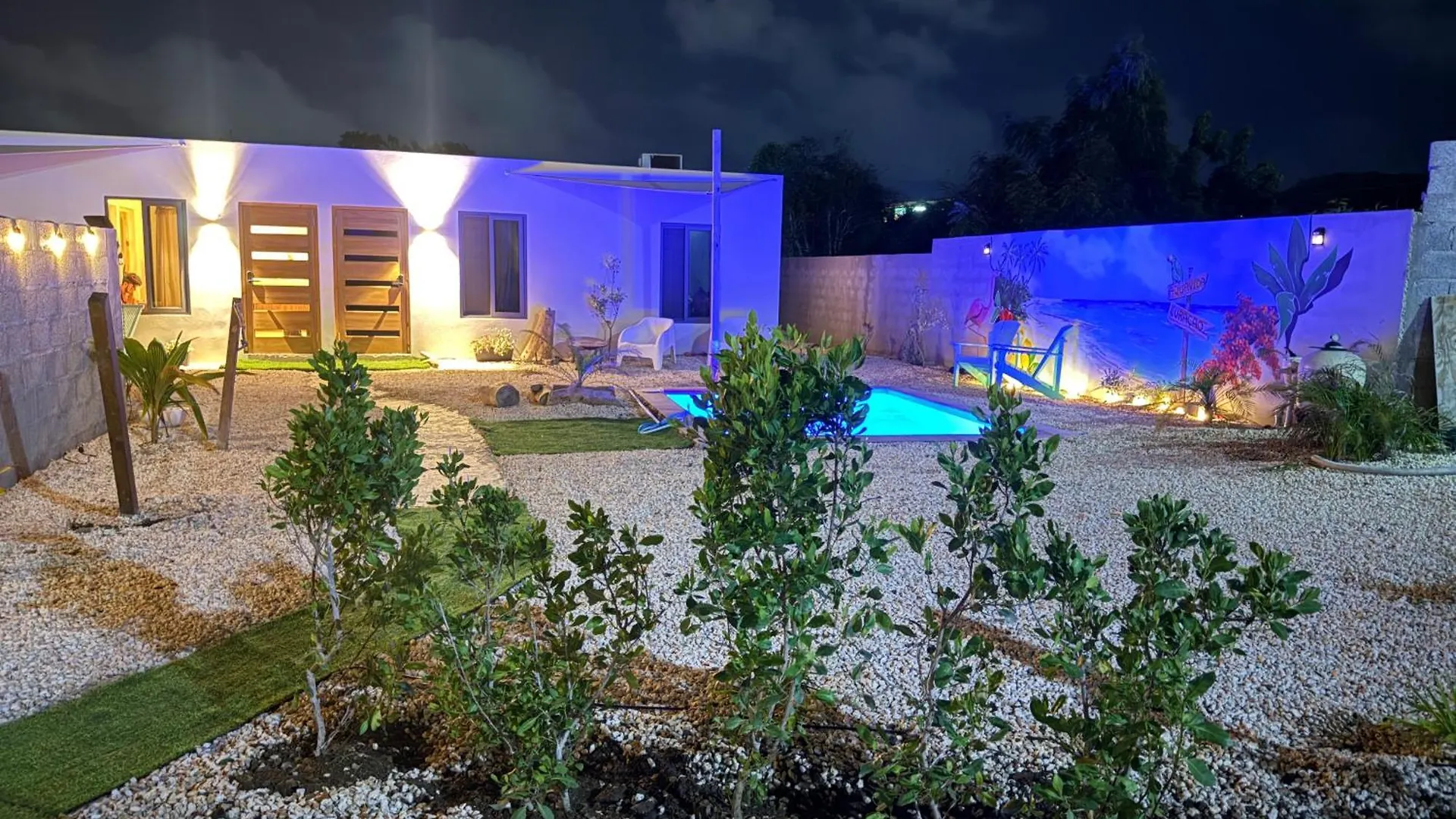 Central Located Tropical Apartment Pool Side