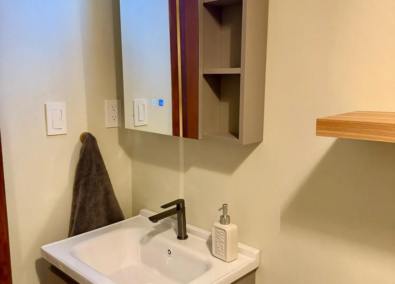Central Located Tropical Apartment Pool Side