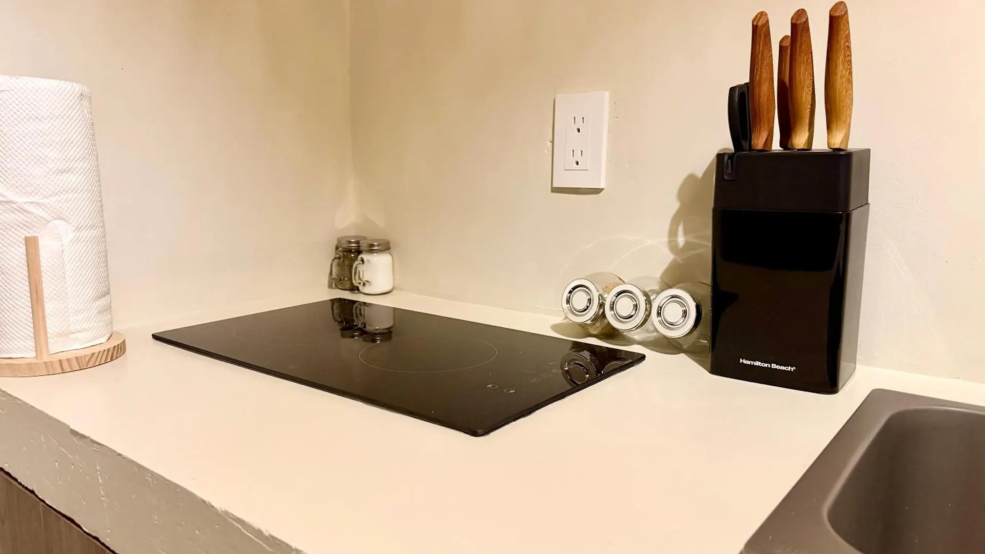 Central Located Tropical Apartment Pool Side