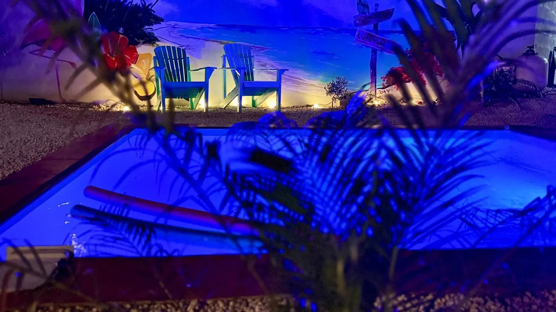 Central Located Tropical Apartment Pool Side